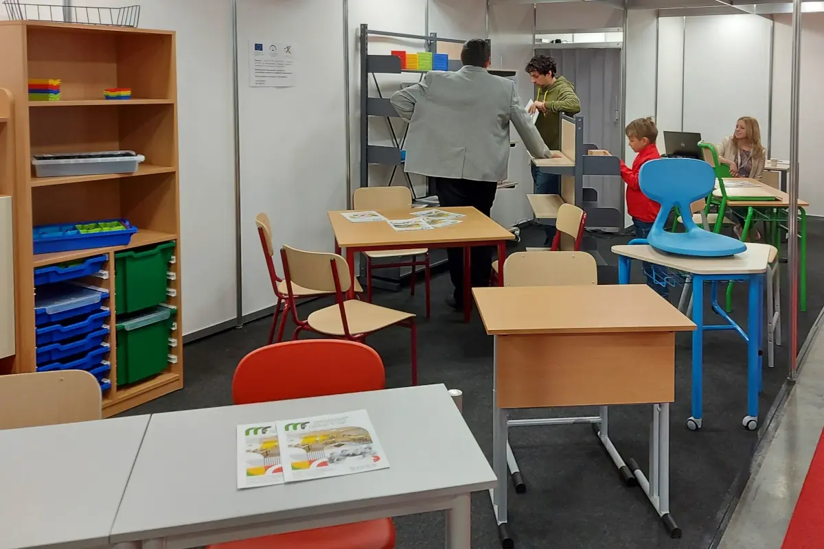 Регулируеми ученически маси